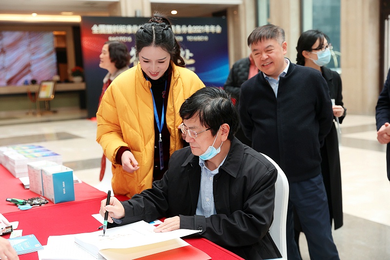 網(wǎng)紅校長鄭強(qiáng)教授（《塑料工業(yè)》雜志編委）