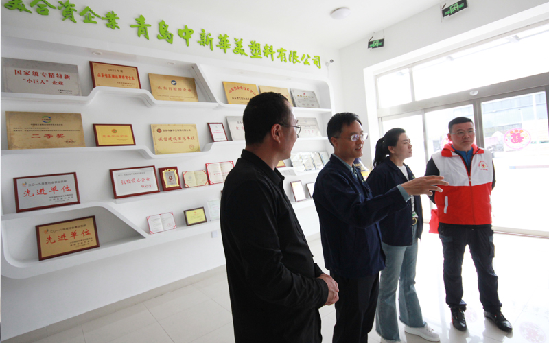 城陽區(qū)紅十字會(huì)副會(huì)長修玉義一行參觀青島中新華美展廳