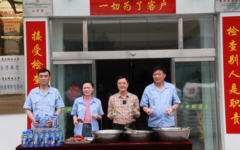 王總帶領愛心小組給大家分發粽子